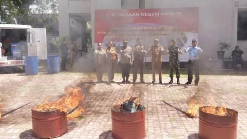 25 Barang Bukti Kejahatan Dimusnakan Kejari Ambon, dari Sabu, Senpi hingga Bom