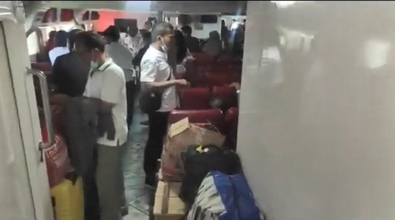 KM Express Cantika 168 Tabrak Karang, Penumpang Panik 