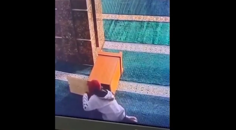 Pria Bobol dan Curi Uang dalam Kotak Amal Masjid di Makassar Terekam CCTV