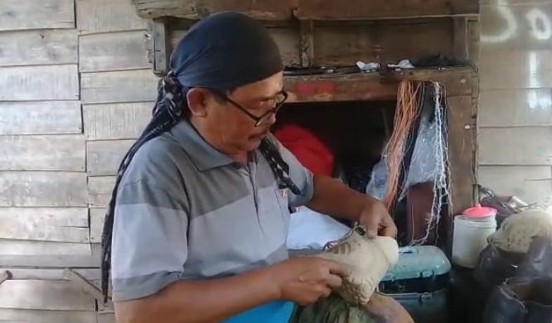 Cerita Solihin, Dulu Sopir Kini Sukses Jadi Tukang Sol Sepatu Beromzet Ratusan Ribu per Hari