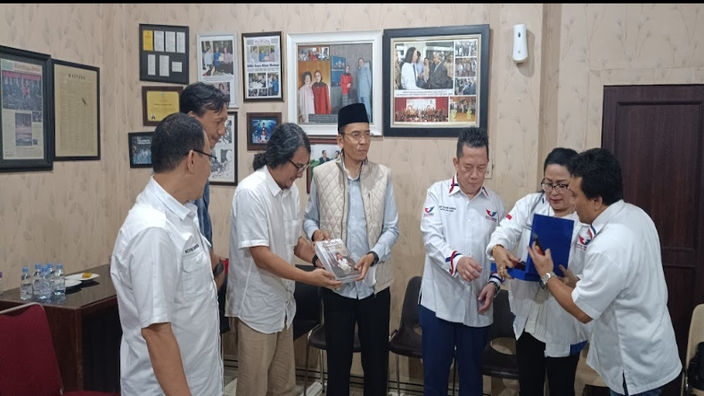 Kunjungi Harian Waspada, TGB Ajak Pers Berkolaborasi Bangun Budaya Politik Sehat