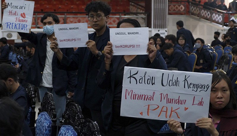 Mahasiswa Universitas Udayana Unjuk Rasa usai Rektor Terlibat Dugaan Korupsi - Bagian 3