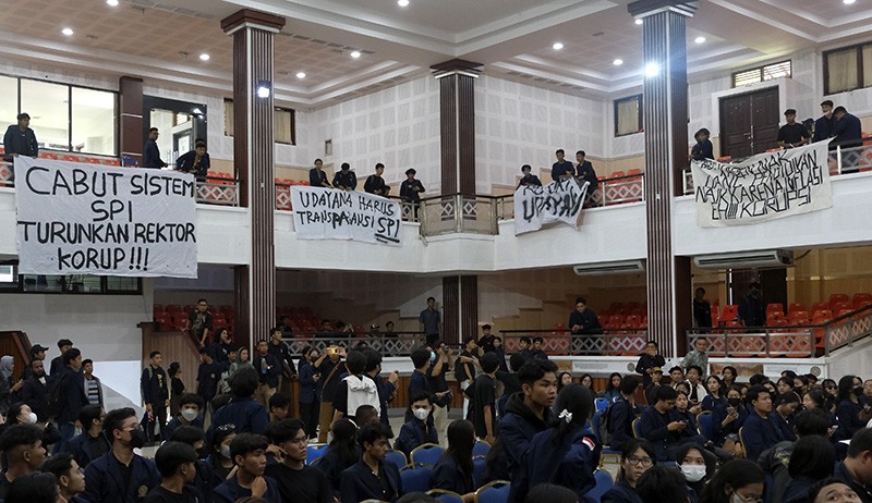 Mahasiswa Universitas Udayana Unjuk Rasa usai Rektor Terlibat Dugaan Korupsi - Bagian 2