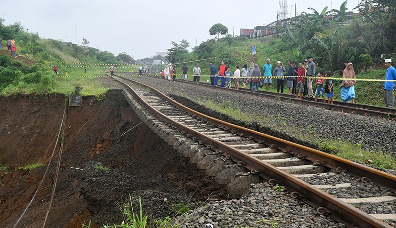 Penampakan Rel Kereta Bogor-Sukabumi Menggantung akibat Longsor - Bagian 1