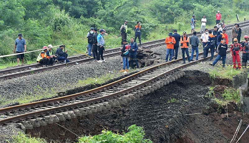 Penampakan Rel Kereta Bogor-Sukabumi Menggantung akibat Longsor - Bagian 2