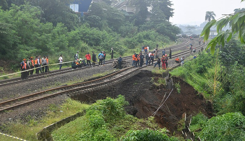 Penampakan Rel Kereta Bogor-Sukabumi Menggantung akibat Longsor - Bagian 3