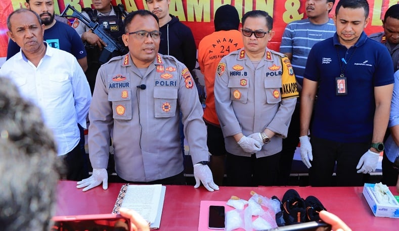 Kurir Narkoba Asal Makassar Dibekuk saat Transit di Ambon, Ratusan Gram Sabu Disita