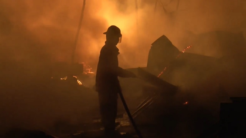 Kebakaran Lapak Barang Bekas di Surabaya, Puluhan Bangunan Semi Permanen Ludes