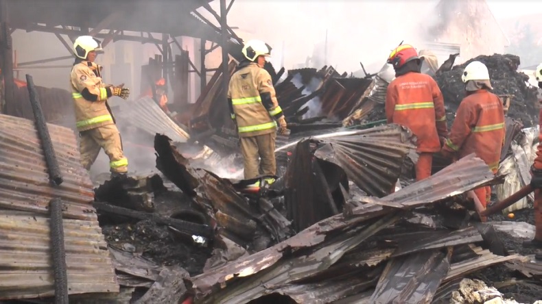 1 Petugas Damkar Surabaya Terluka saat Padamkan Api di Lapak Barang Bekas, Dibawa ke RS