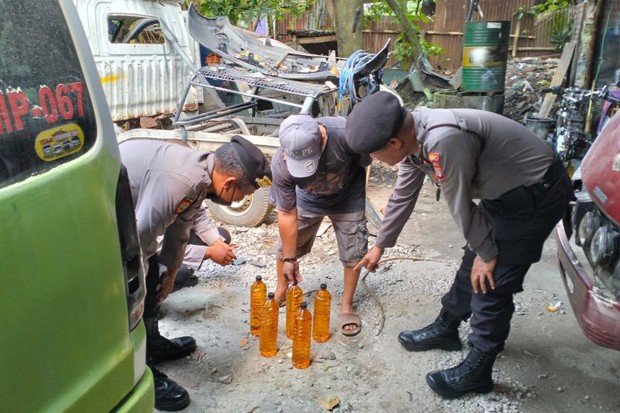 Polres Bantul Amankan 54 Botol dan 1 Galon Miras Hasil Razia 