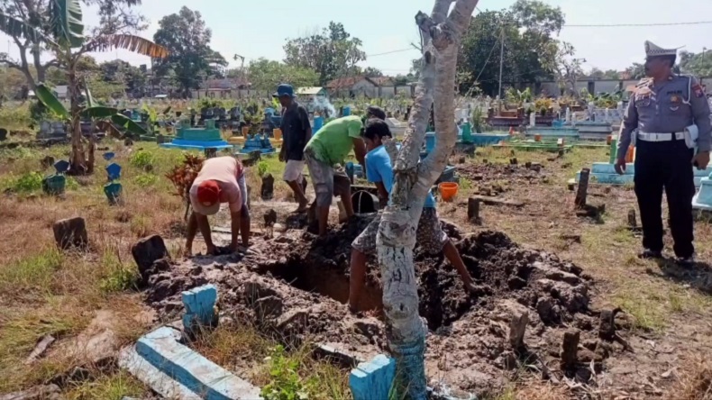 Tak Kunjung Dijemput, Mayat Pemotor Kecelakaan di Akses Suramadu Dimakamkan Pihak RS