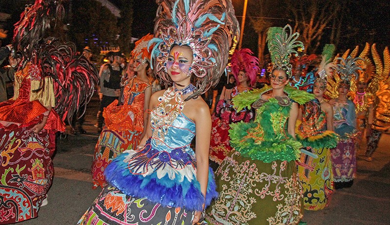 Parade Busana Benang Bintik Khas Kalimantan Tengah - Bagian 1