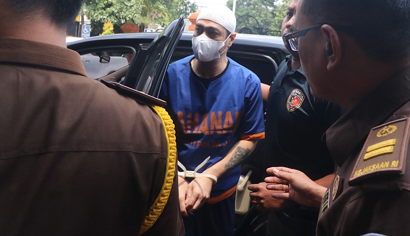 Tampang Ferry Irawan Diborgol, Pakai Peci-Celana Pendek Dilimpahkan ke Kejari - Bagian 2