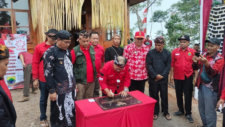 Bupati Cianjur Resmikan Bumi Ageung Kampung Adat Miduana, Lokatmala: Bukti Negara Hadir
