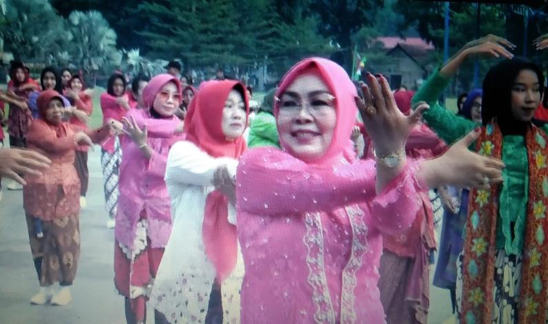 title Ratusan Emak-emak di Grobogan Gelar Senam Kebaya, Seorang Peserta Pingsan Dilarikan ke RS Ratusan Emak-emak di Grobogan Gelar Senam Kebaya, Seorang Peserta Pingsan Dilarikan ke RS