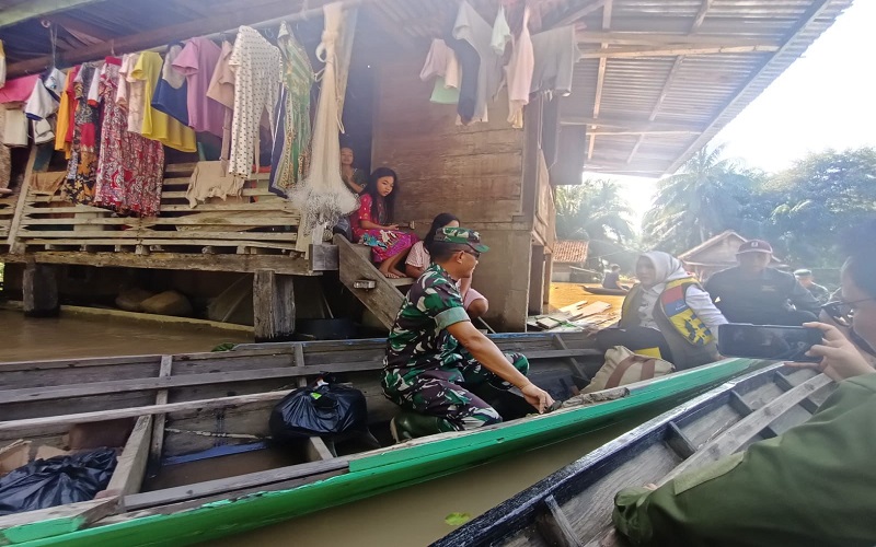 Terobos Banjir, TNI Salurkan Bantuan untuk Ribuan Korban Banjir Musi Rawas