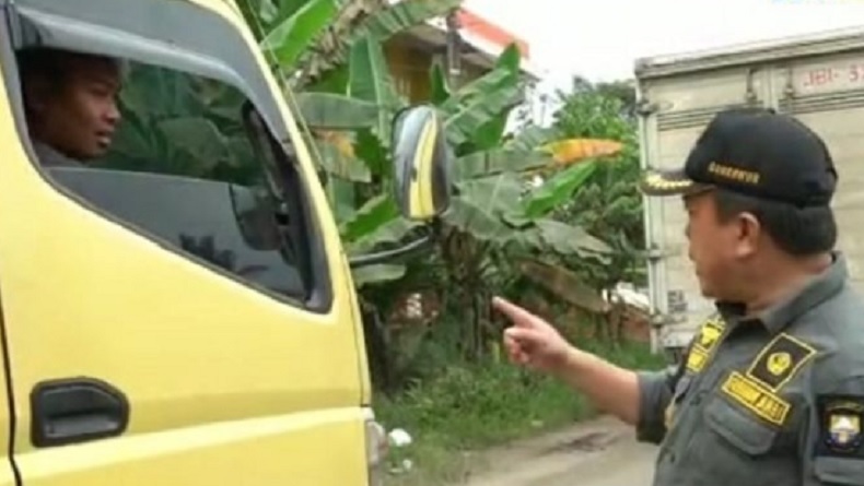 Kesal, Gubernur Jambi Tiba-Tiba Turun dari Mobil lalu Hentikan Truk Angkutan Batu Bara