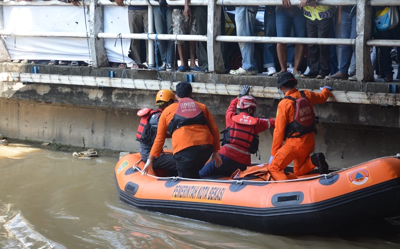 Mayat Pria Tersangkut Di Kolong Jembatan Kalimalang Badannya Penuh Tato