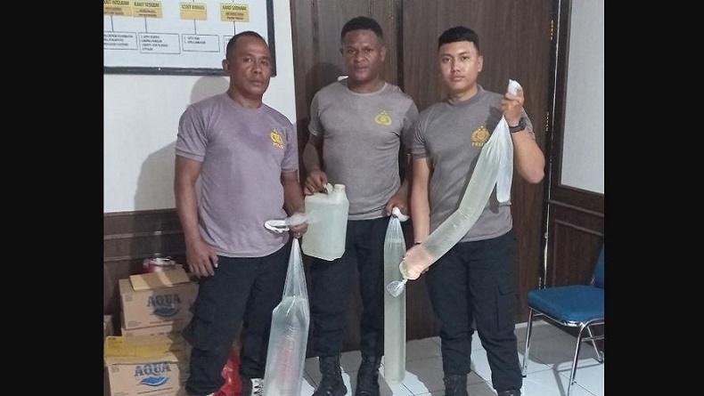 Polisi Amankan 65 Liter Miras Lokal di Pelabuhan Jayapura, Pemiliknya Tak Diketahui