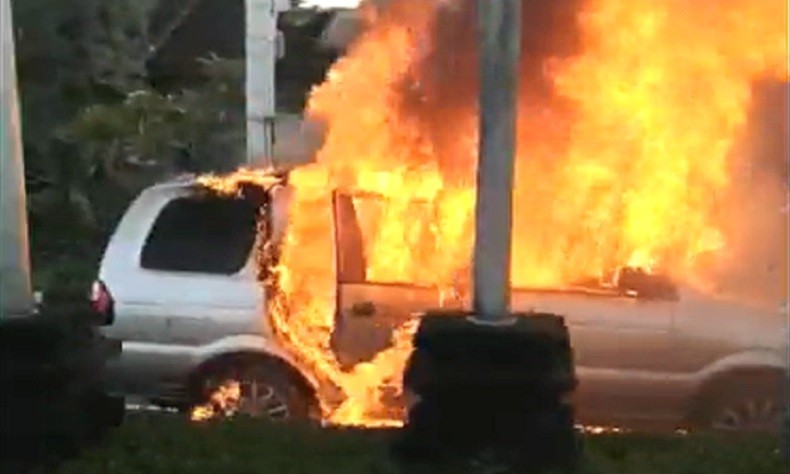 Mobil Terbakar di Jimbaran Diduga akibat Korsleting Audio, Pengemudi Pasrah