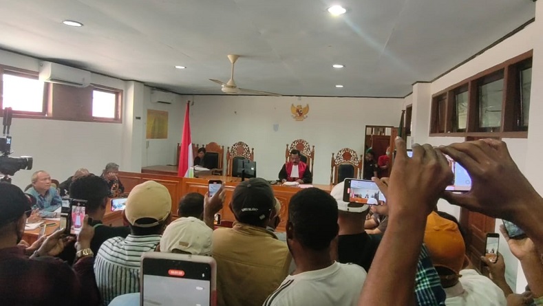 Hakim Nyatakan Praperadilan Plt Bupati Mimika di Kasus Dugaan Korupsi Pesawat Gugur