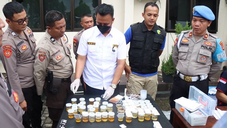 Personel Polres Lampung Timur Dites Urine, Ini Hasilnya