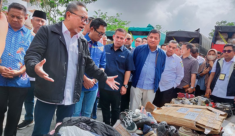Sepatu, Tas dan Pakaian Bekas Impor Senilai Rp10 Miliar Dibakar - Bagian 2