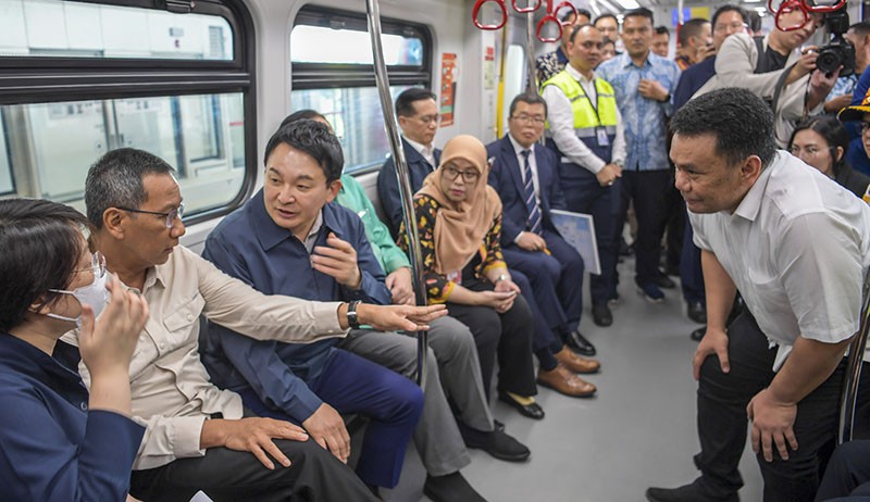Pj Gubernur Heru Budi Hartono Temani Menteri Transportasi Korsel Jajal LRT - Bagian 2