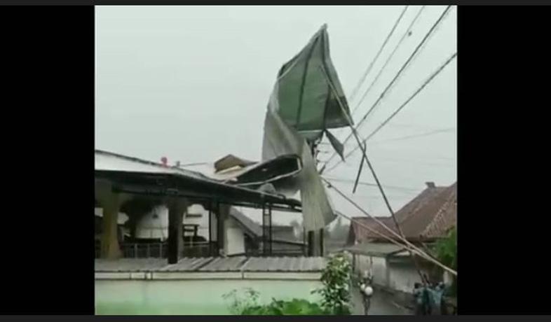 Angin Puting Beliung Terjang 3 Kecamatan di Temanggung, Puluhan Rumah Rusak