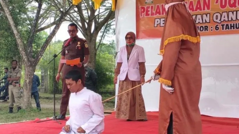 Terpidana Kasus Zina di Aceh Timur Dieksekusi Cambuk 100 Kali