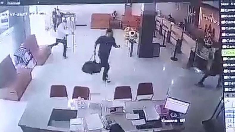 Rekaman CCTV Ungkap Detik-Detik Aksi Brutal Perampok Bank Bersenpi di Bandarlampung