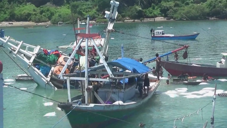 Kapal Barang Karam di Pelabuhan Rakyat NTT, Puluhan Ton Beras Tercecer ke Laut