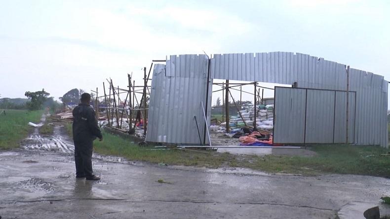 Hujan Disertai Angin Kencang Robohkan Pabrik Pupuk di Klaten