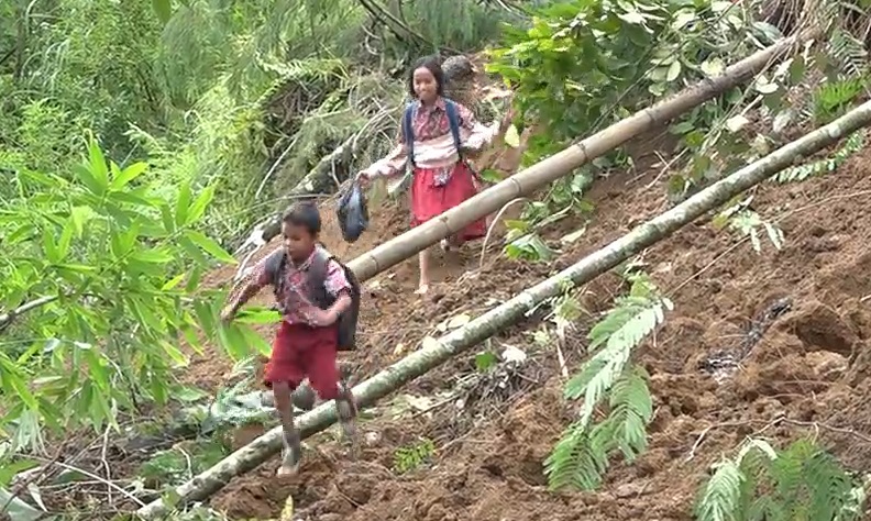 Demi Sekolah, Puluhan Siswa di Tana Toraja Terobos Longsor