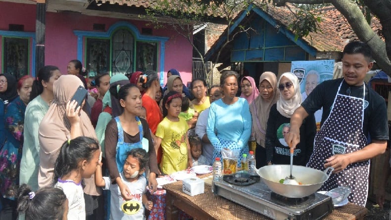 title Emak-Emak di Rancaekek Bandung Ceria Dapat Ilmu Masak dan Perabot Dapur dari Kowarteg Emak-Emak di Rancaekek Bandung Ceria Dapat Ilmu Masak dan Perabot Dapur dari Kowarteg