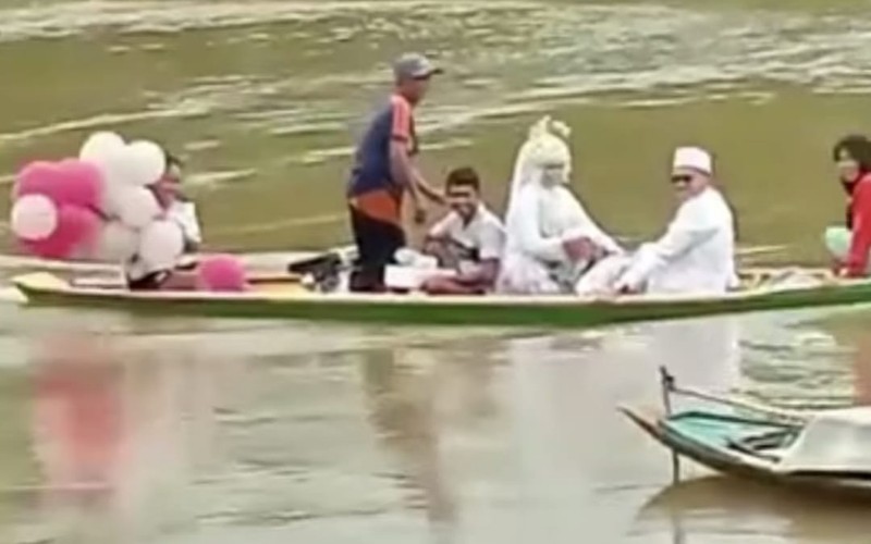 Kisah Pengantin Terobos Banjir di Musi Rawas, Cemas Penghulu Tak Bisa Datang