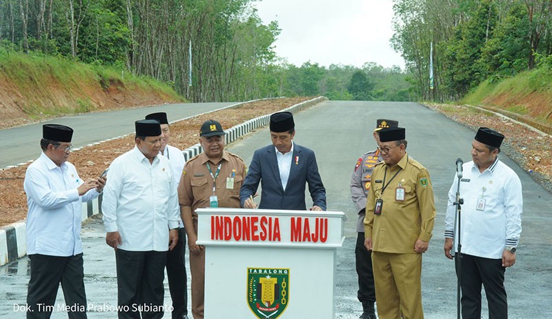 Momen Prabowo Ikut Jokowi ke Pasar hingga Resmikan Jalan di Kalsel - Bagian 2