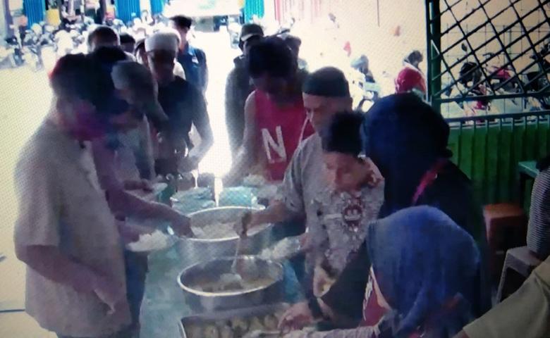 Warung di Cilacap Ini Sediakan Ratusan Porsi Makan Gratis untuk Warga Miskin Tiap Hari
