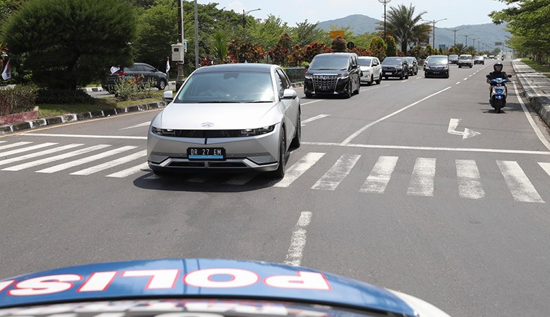 Momen HT Disopiri TGB Zainul Majdi Naik Mobil Listrik - Bagian 3