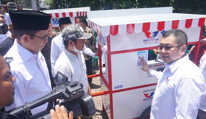 HT Cek Gerobak Partai Perindo yang Diserahkan ke Pedagang - Bagian 2