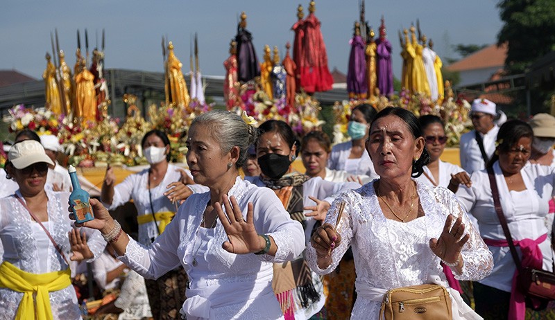 Suasana Khidmat Upacara Melasti di Pantai Padang Galak Bali - Bagian 3