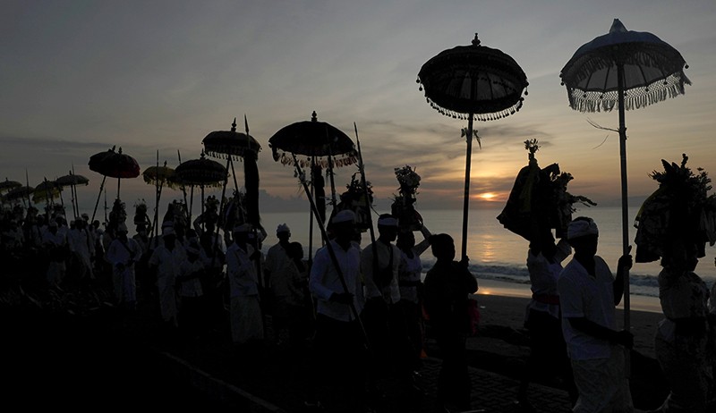 Suasana Khidmat Upacara Melasti di Pantai Padang Galak Bali - Bagian 1