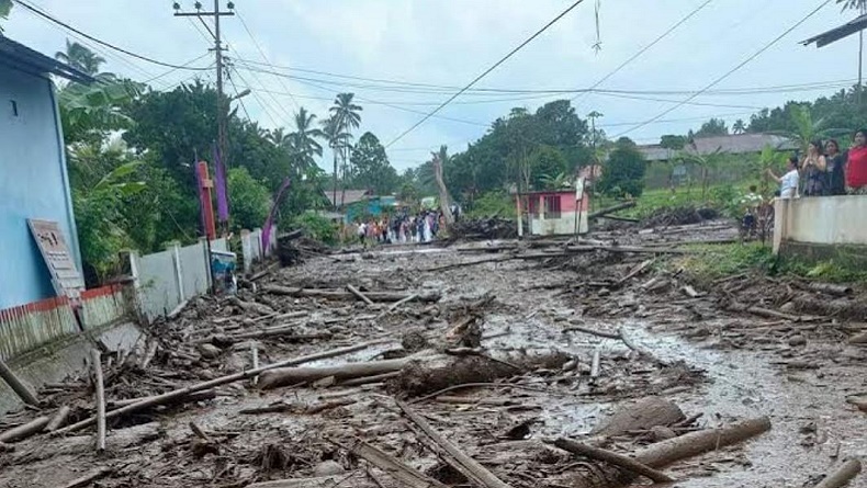 Hujan Tak Lama, Desa di Kaki Gunung Klabat Diterjang Banjir Lumpur dan Batang Pohon