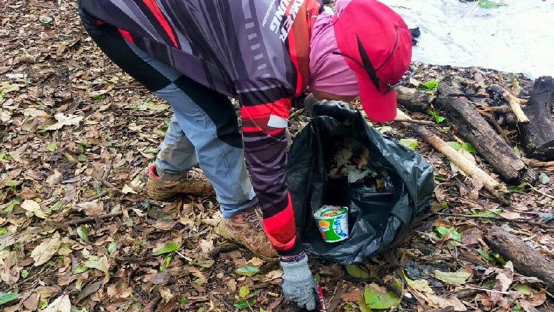 15 Karung Sampah Diangkut dari Gunung Burangrang KBB, Banyak Botol Berisi Urine