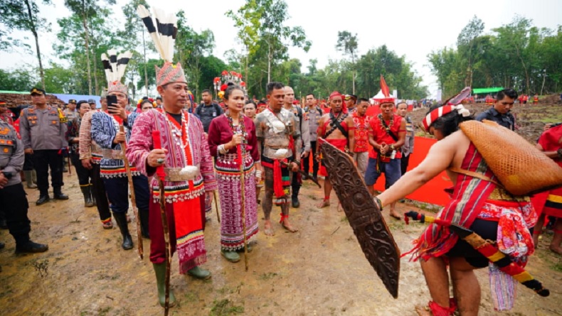 Kapolri Dianugerahi Gelar Patih Bakula, Pemimpin Titahnya Wajib Diterima Pasukan Dayak
