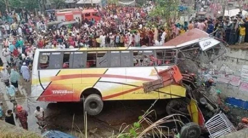 Bus Melaju Kencang Terobos Pagar Jalan Tol hingga Masuk Parit, 19 Orang Tewas