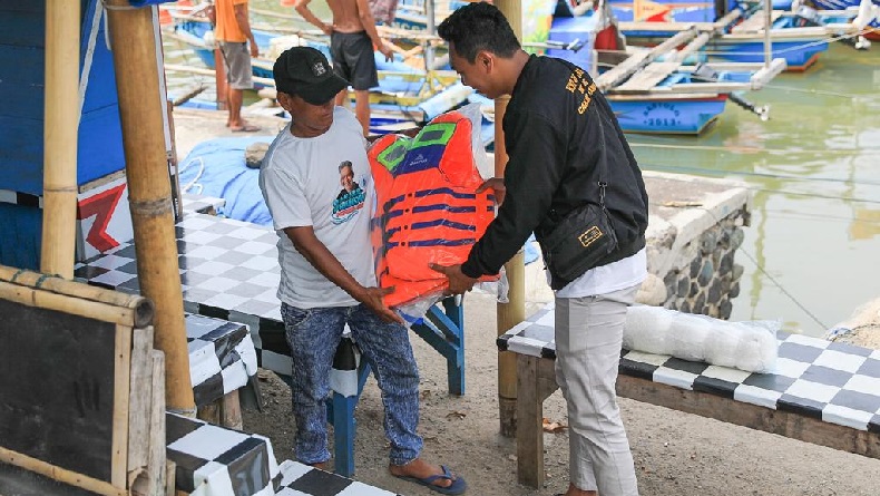 Cegah Kecelakaan di Laut, Nelayan Santolo Garut Dapat Bantuan Alat Keselamatan