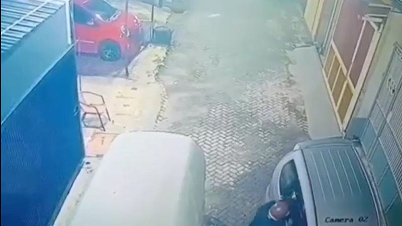 Aksi Pencurian Modus Pecah Kaca Mobil di Makassar Terekam CCTV, Pelaku Gondol Laptop