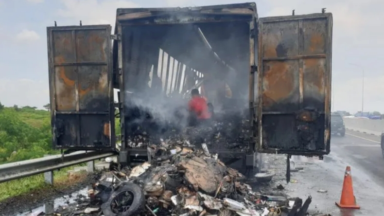 title Truk Ekspedisi Terbakar di Jalan Tol Kayu Agung-Palembang, Seluruh Paket Ludes Dilalap Api Truk Ekspedisi Terbakar di Jalan Tol Kayu Agung-Palembang, Seluruh Paket Ludes Dilalap Api