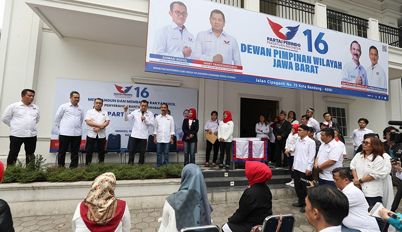 HT Saksikan Penyerahan Bantuan Gerobak Perindo kepada Pelaku UMKM di Bandung - Bagian 3